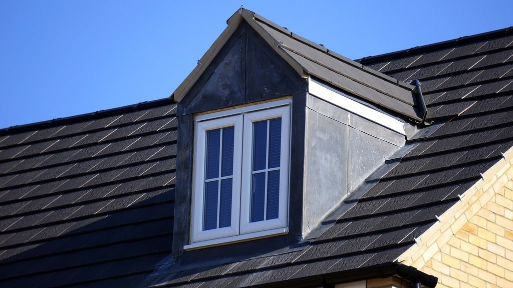Pourquoi investir dans un outil nettoyage toiture est essentiel ?